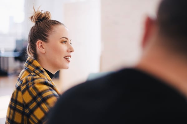 a los millennials en el trabajo les gusta hablar y dar feedback